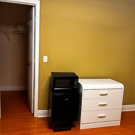 Spotless Guest Room With Shared Bathroom Orlando Exteriör bild
