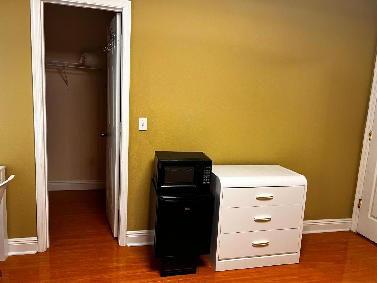 Spotless Guest Room With Shared Bathroom Orlando Exteriör bild